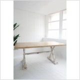 大きな天板なので、作業台として、ダイニングテーブルとしておすすめのウッドテーブルです。幅180cmあります。アンティーク調のツートンカラーです。