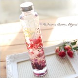 エレガントで大人カワイイ雰囲気のハーバリウム、お姫さまのカラードレスをイメージした、オリジナルハーバリウム完成品です♪ハーバリウムは、特殊なオイルの中に植物を入れた『植物標本』。 ”見て・飾って・癒されて・・・” 今、おしゃれなインテリアとして注目を浴びています!お誕生日プレゼントや結婚祝いなどの贈り物にも大変喜ばれる、新しいカタチのフラワーギフトです。
