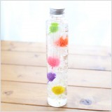 カラフルなドロップをイメージして作ったハーバリウム完成品♪おいしそ〜うに作りました!ハーバリウムは、特殊なオイルの中に植物を入れた『植物標本』。 ”見て・飾って・癒されて・・・” 今、おしゃれなインテリアとして注目を浴びています!お誕生日プレゼントや結婚祝いなどの贈り物にも大変喜ばれる、新しいカタチのフラワーギフトです。