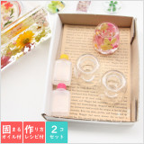 どんな固まるオイルで作ればいいかわからない!必要量だけオイルが欲しい!という方にオススメ☆本商品は、【固まるオイル&作り方用紙付き】のアクリル 3WAY スタンド キット 【2点セット】です。お客様はオイルを混ぜ入れる使い捨てプラスチックコップをご用意ください。好きな花材や固まるオイルをアクリルスタンドの裏面へこみに流し込めば、オリジナルの3WAYスタンドが完成します!【本商品は、お客様が手作りを楽しんでいただくためのキットです。】 ※本商品は3WAYスタンドキット2点セットのお値段です。ペンスタンド、歯