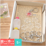 固まるオイルや作り方用紙付き!ブタのキーホルダーキット♪どんな固まるオイルで作ればいいかわからない!必要量だけオイルが欲しい!という方にオススメ!キーホルダーのパーツも5点付属でお付けします。お客様はオイルを混ぜ入れる使い捨てプラスチックコップと、花材をご用意ください。自宅や自転車、ロッカーの鍵などと一緒に付けてもいいですね!アクリルのへこみに流し込めば、オリジナルのキーホルダーが完成します!※本商品は5点セットのお値段です。