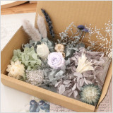 控えめでクラシックな色合いの花材セットです。ラベンダーやブルーグレー、グリーングレーのシックなアジサイをベースに、ローズやその他花材をセレクトしています。写真のように箱にたっぷりお詰めします。ハーバリウム、キャンドル、各種アレンジメント等の材料にお役立てください。素材は、プリザーブドフラワー、ドライフラワーです。使用花材は、ローズ・アジサイ・ヘリクリサム・シルバーデージー・フーセンポピー・ニゲラオリエンタリス・ボタンフラワー・ソフトストーベ・かすみ草・ラグラス・プッカポット・ラベンダー・ラメッタカーリーで