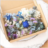ブルーローズがアクセントに、ラベンダーとの相性がGOODな花材キットです!ラベンダーカラーのスターチスも脇役として取り入れてみました。ハーバリウム、キャンドル、各種アレンジメント等の材料にお役立てください。使用花材は、プリザーブドフラワーアジサイ、千日紅、かすみ草、フローレンティナ、スターチス、ニゲラオリエンタリス、ラスカスグリーン、ユーカリ、シルバーデージー、プリザーブドローズ、リンフラワー、イタリアンラスカス、ラベンダー、ドライグリーンです。